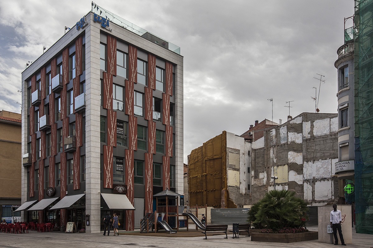 Edificio Aislado de Oficinas y Restauración